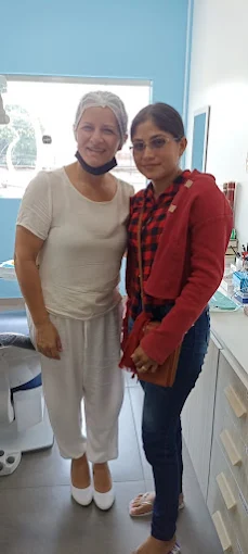 Dra. Cristiane Brelaz com paciente na clínica